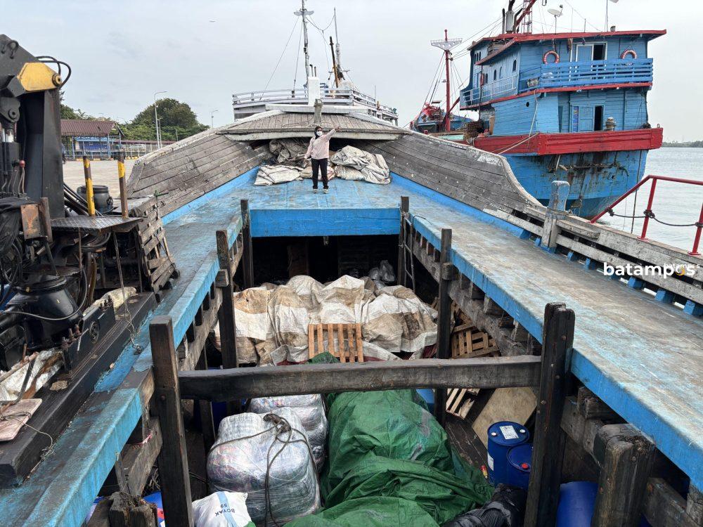 Dua kapal yang membawa daging dan balpres selundupan dari luar negeri saat diamankan di Pelabuhan Sekupang, Selasa (27/1). Foto. Yashinta/ Batam Pos