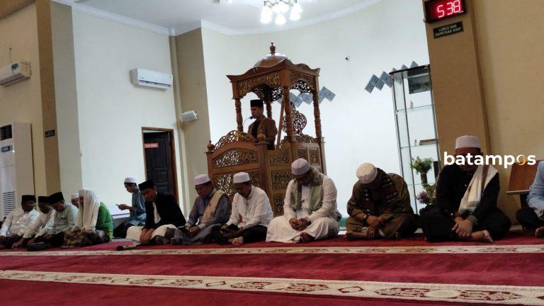 Kepala Kantor Kemenag Kota Batam, Budi Darmawan (tengah), bersama jajaran dan jamaah melaksanakan sahur bersama dalam program Sahur On The Road di Masjid Al Ikhlas, Perumahan Nirwana Residence, Tiban.