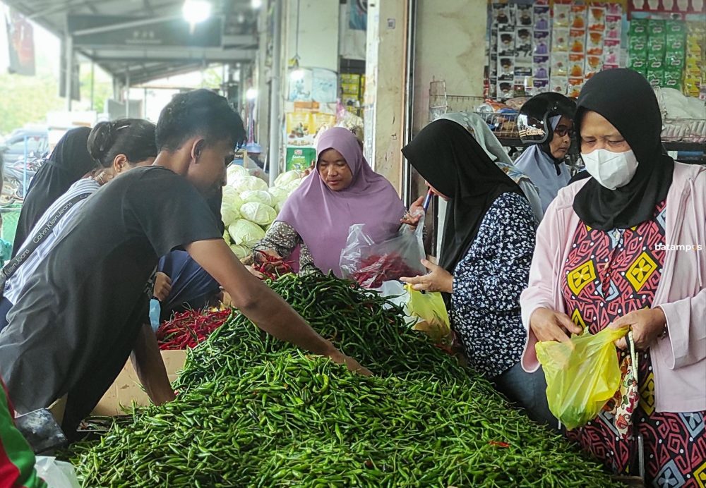 Sejumlah pembeli sedang memilih cabai di Pasar Botania 2, Kamis (8/1). Harga cabai rawit masih relatif tinggi. F Cecep Mulyana/Batam Pos