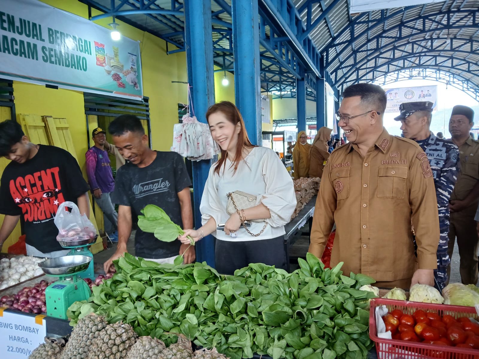 Bupati Kepulauan Anambas, Aneng didampingi istri, Sinta berbelanja di Gerai Pangan Murah (GPM) Desa Tarempa Barat.F Ihsan Imaduddin/Batam Pos