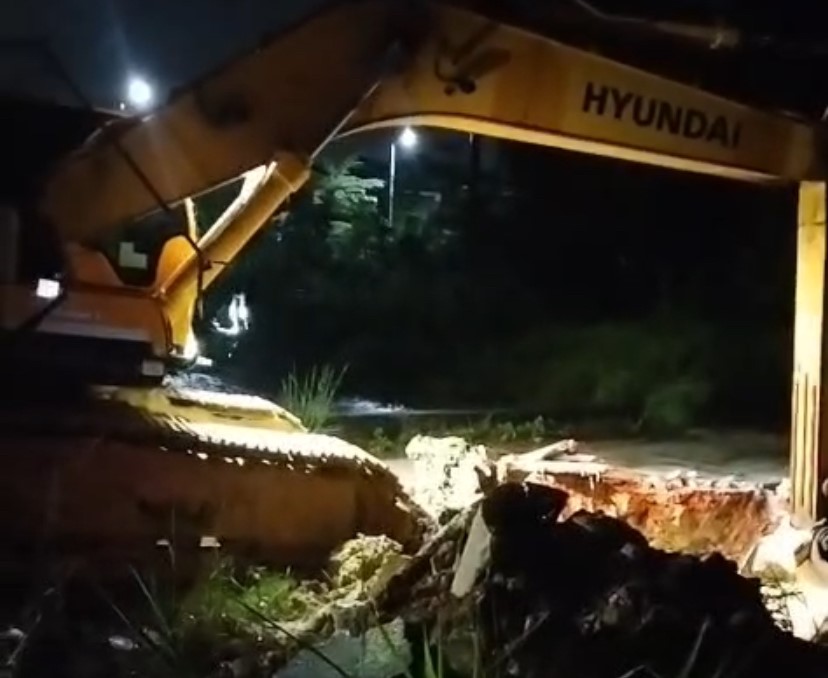 Warga bersama perangkat RT/RW membongkar paksa gorong-gorong di lahan perusahaan yang diduga picu banjir.