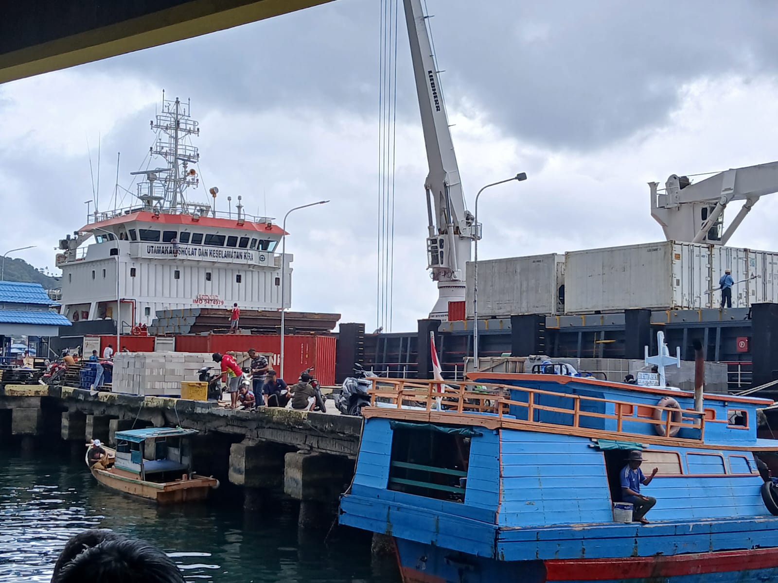 Kapal KM Logistik Nusantara 4 sedang bersandar sambil menurunkan kontrainer di Pelabuhan Tarempa. F Ihsan Imaduddin/Batam Pos