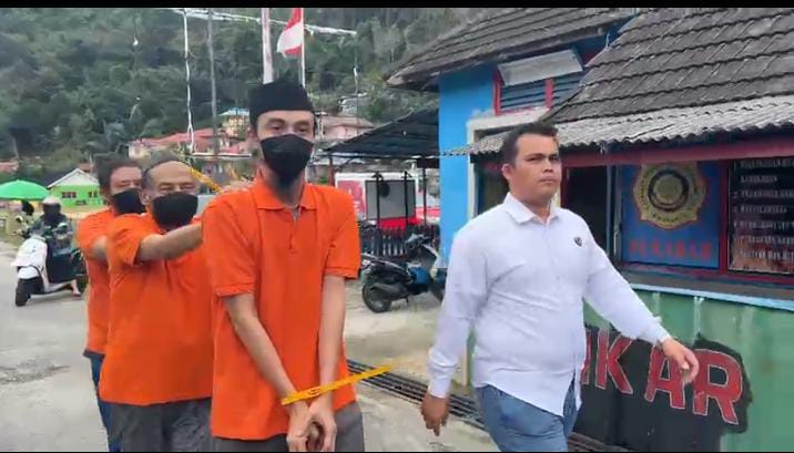 Tiga tersangka korupsi sodetan air di Tarempa saat digiring menuju kantor Kejaksaan Negeri (Kejari) Kepulauan Anambas beberapa waktu lalu. F Ihsan Imaduddin/Batam Pos