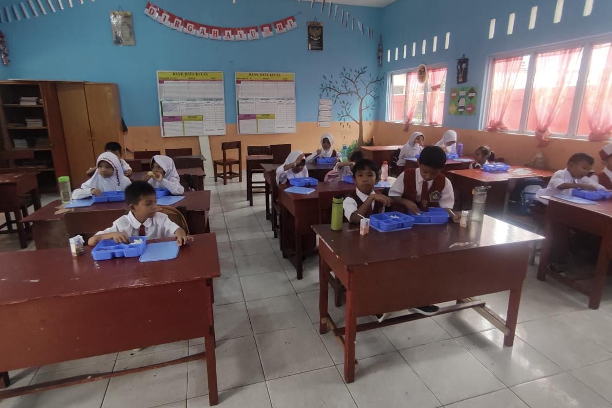 Para pelajar SDN 011 Bukit Bestari Tanjungpinang saat menyantap MBG. F. Mohamad Ismail/Batam Pos