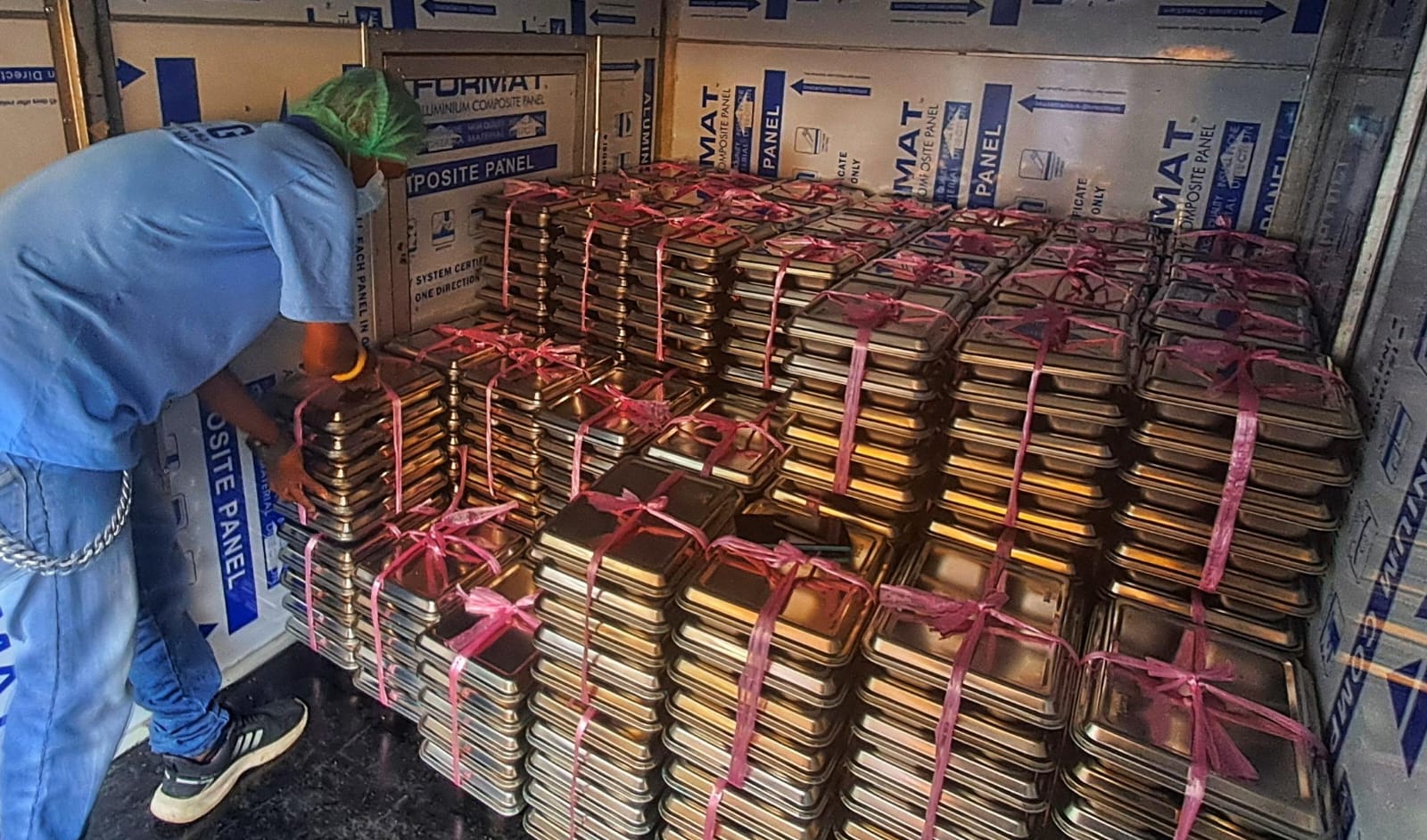 MBG dalam rantang disusun dalam mobil sebelum disalurkan ke penerima manfaat di wilayah Kecamatan Bintan Timur, Bintan. F.Slamet Nofasusanto/Batam Pos.