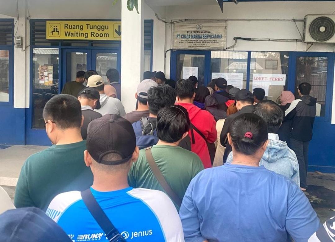 Suasana antrian pembelian tiket ferry di Pelabuhan Tarempa untuk keberangkatan arus mudik H-7 lebaran ramai. F Ihsan Imaduddin/Batam Pos