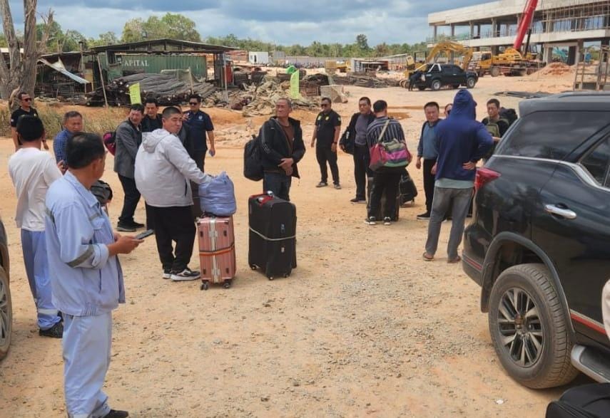 WNA yang ditemukan baru tiba di KEK Galang Batang Bintan saat proses sidak oleh Kemnaker RI. F. Disnakertrans Kepri untuk Batam Pos