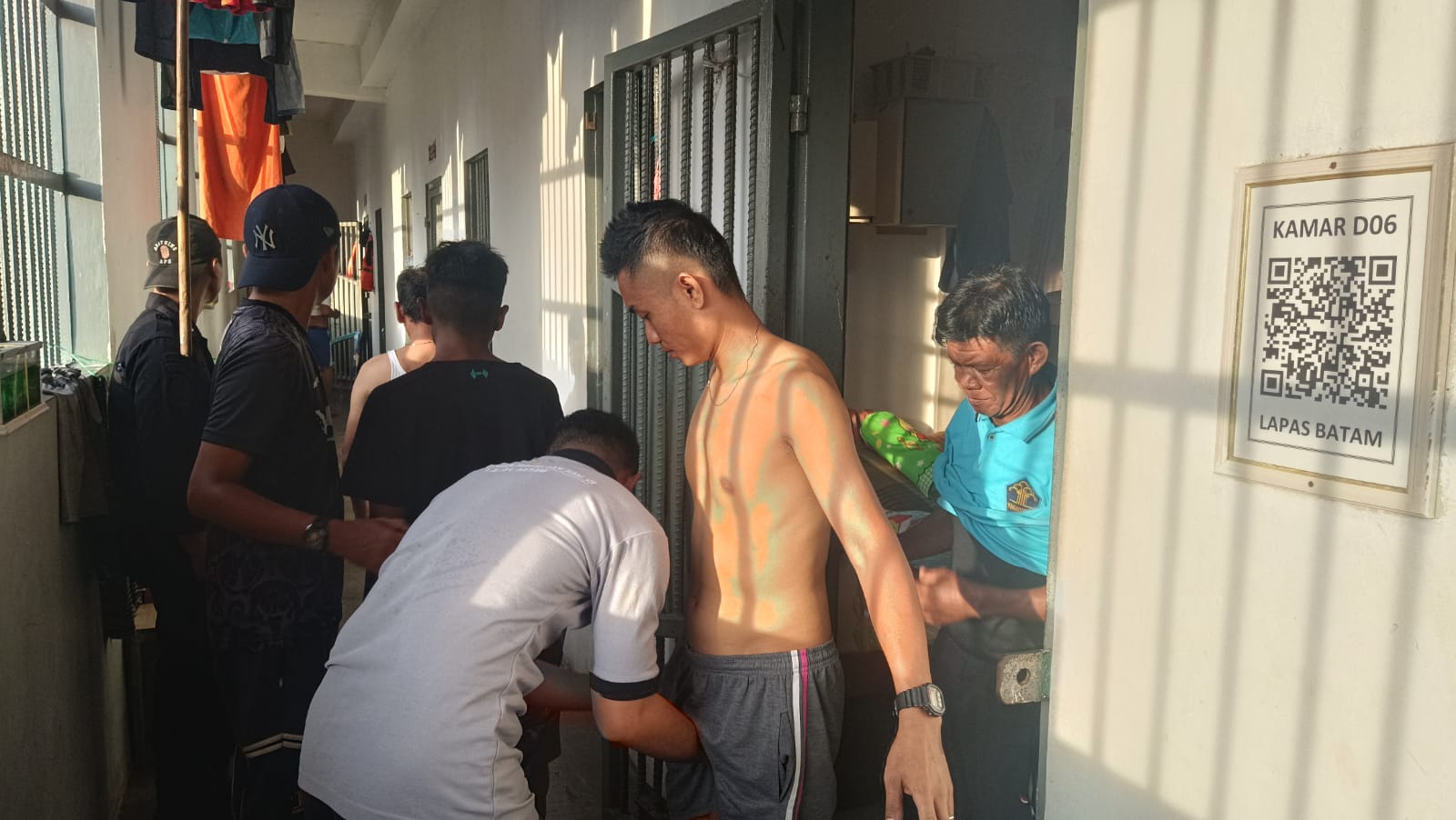 Petugas Lembaga Pemasyarakatan (Lapas) Kelas IIA Batam, melakukan razia rutin di kamar. f Istimewa