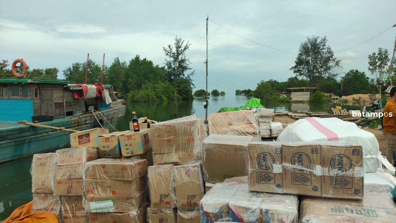 Kapal berisi sembako yang ditangkap di Pelabuhan Haji Sage, Tanjung Sengkuang, Batu Ampar.