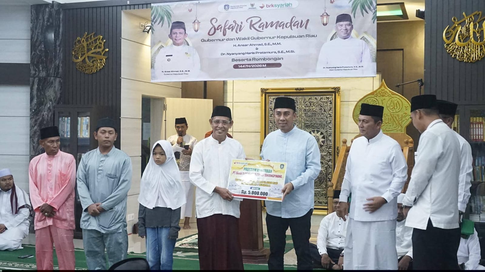 Gubernur Kepri Ansar Ahmad saat menyerahkan bantuan kepada masyarakat Dabo Singkep, Senin malam (23/2). F. Vatawari/BATAM POS