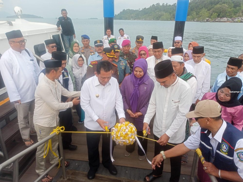 Gubernur Kepulauan Riau, Ansar Ahmad, meresmikan Pelabuhan High Density Polyethylene (HDPE) atau dermaga terapung di Desa Jagoh, Kecamatan Singkep Barat. F. Vatawari/Batam Pos 