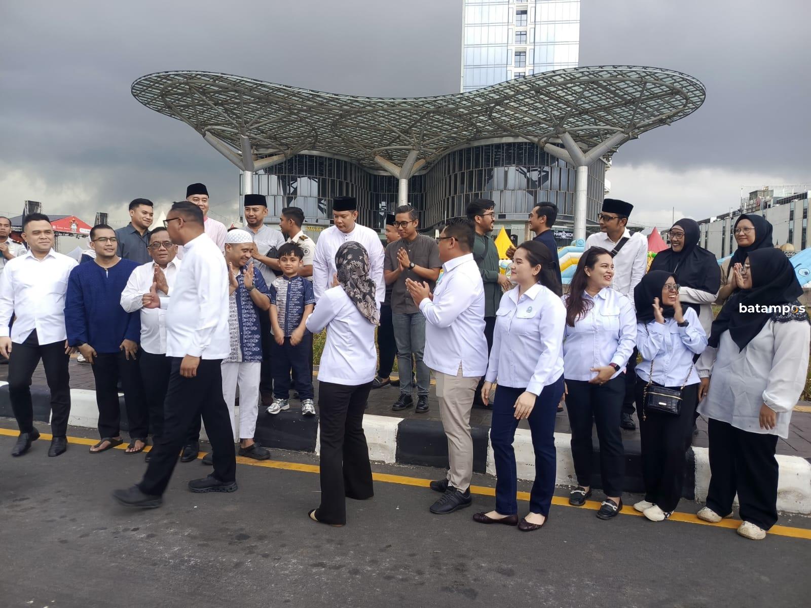 Petugas Imigrasi dan MPI saat berbagi di simpang Frengki. F. Istimewa