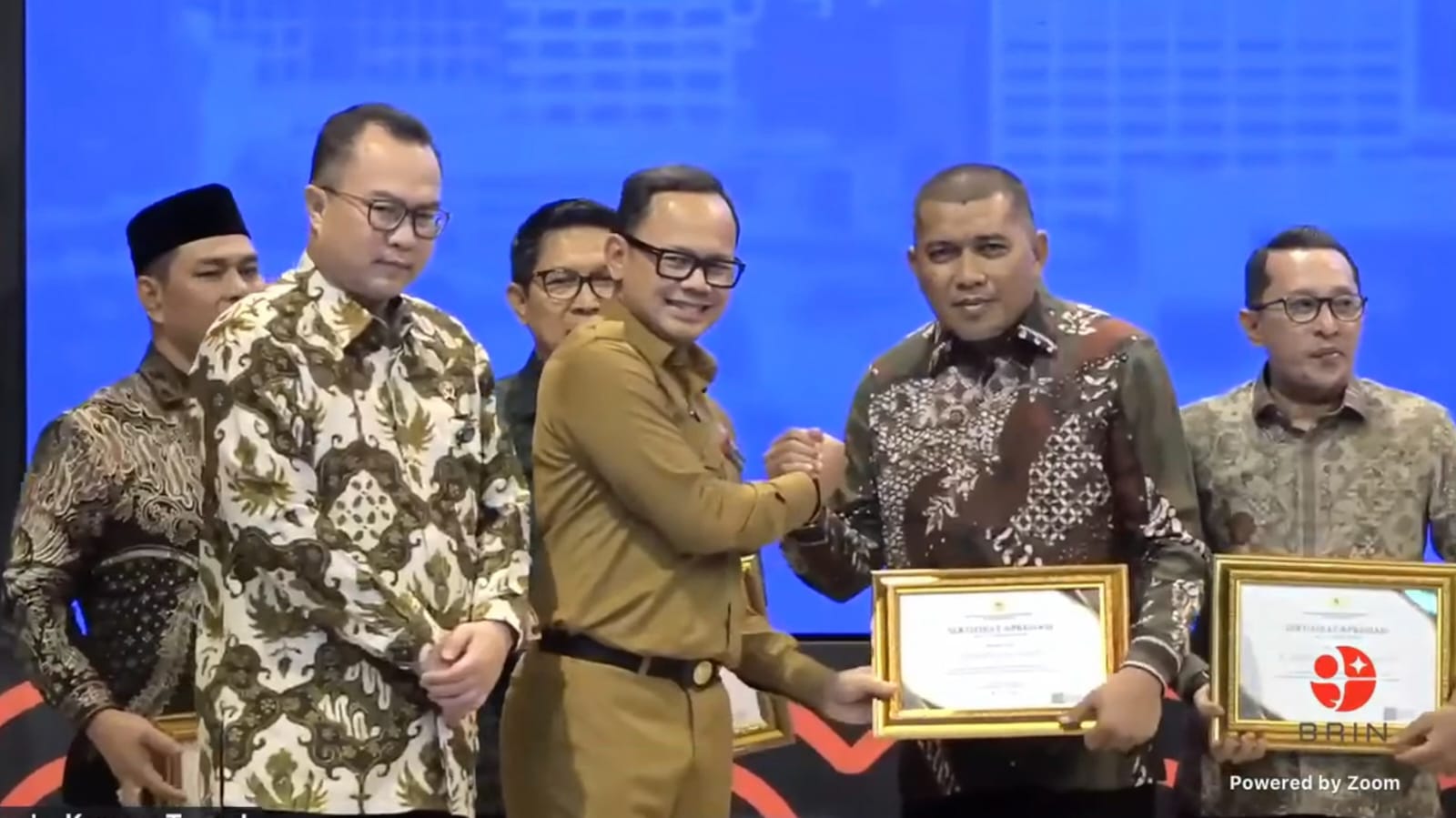 Wakil Menteri Dalam Negeri  Bima Arya Sugiarto ketika menyerahkan sertifikat BRIN kepada Wakil Bupati Karimun Rocky Marciano Bawole. F.Prokopim Karimun