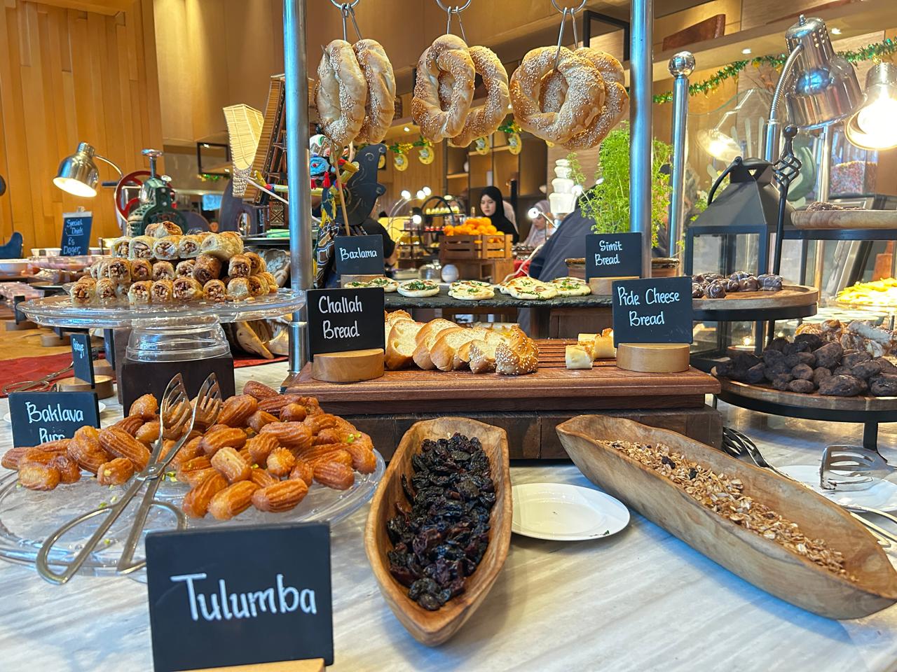 HIDANGAN khas Mediterania Oman dan Turki di Batam Marriott Hotel Harbour Bay selama Ramadan 2026 dengan paket The Bliss of Ramadan. F Chahaya Simanjuntak/Batam Pos