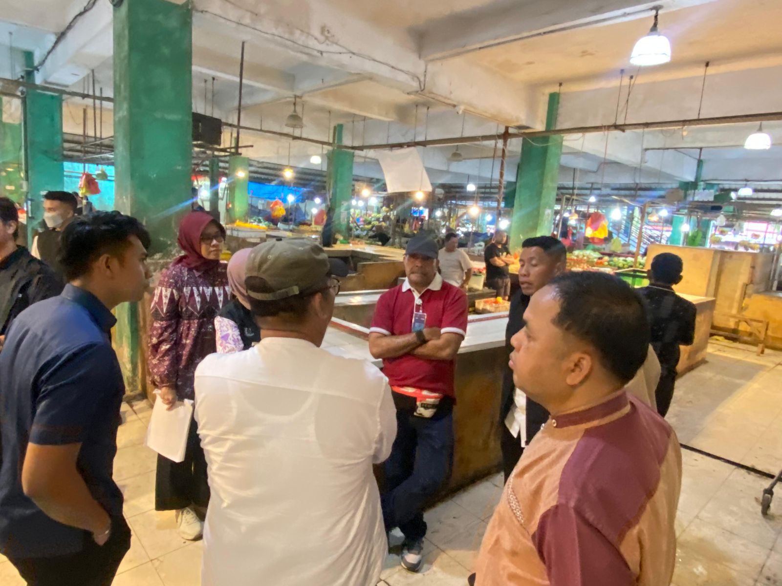 Bulog Batam bersama Tim Saber, Satgas Pangan Provinsi Kepri dan OPD terkait melakukan Sidak ke Pasar Puan Maimun. F Sandy Pramosinto/Batam Pos