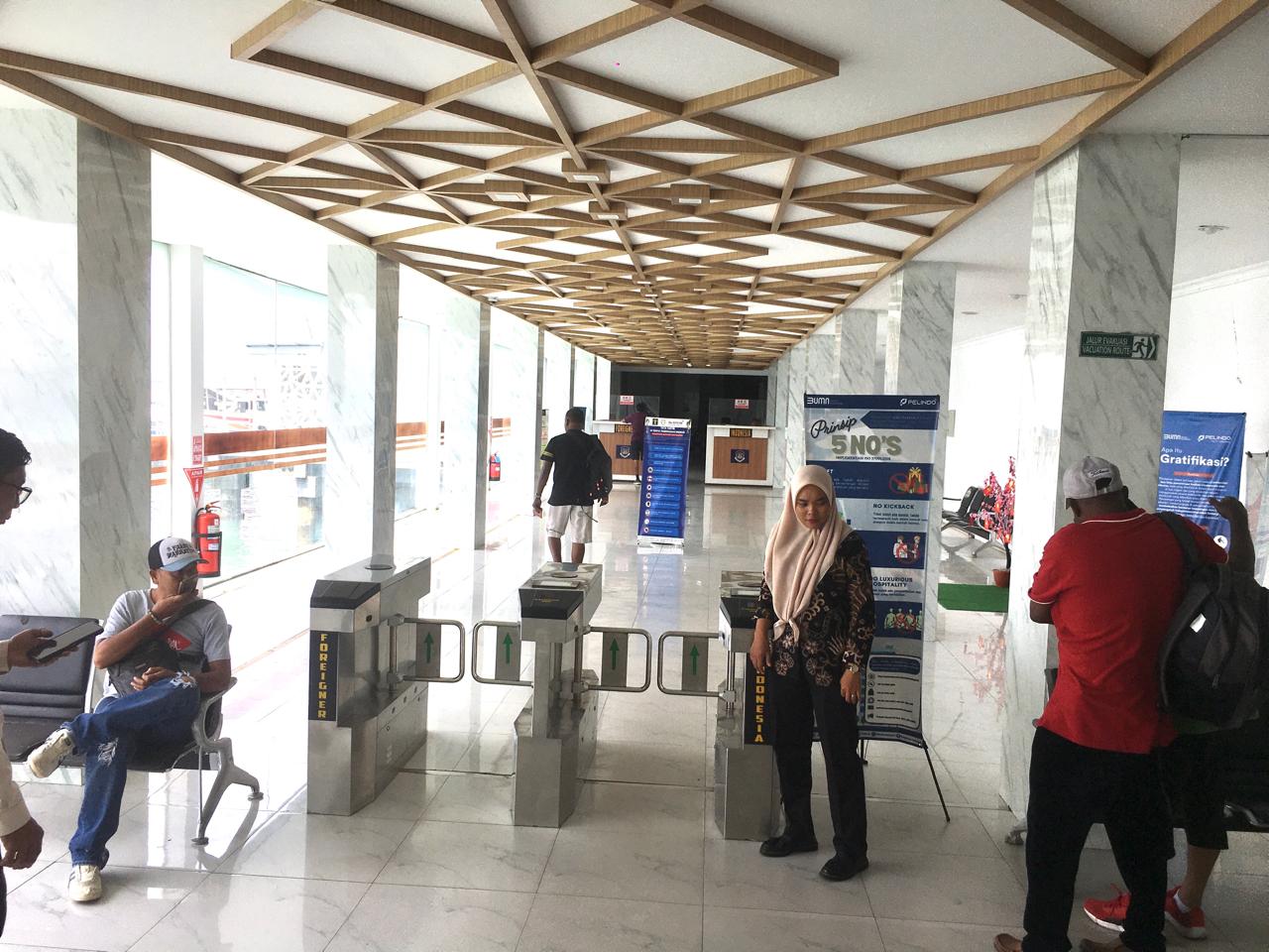 Pass penumpang pelabuhan international tanjung balai karimun khusus WNA kembali seperti biasa Rp75 ribu per penumpang yang sebelumnya Rp125 ribu per penumpang. F Tri Haryono/Batam Pos