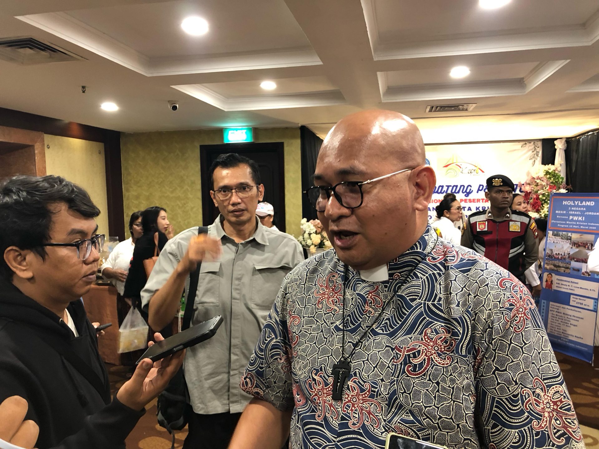 Ketua Komisi Keadilan dan Perdamaian Pastoral Migran dan Perantau (KKPPMP), Romo Chrisanctus Paschalis Saturnus. Foto. Aziz Maulana/ Batam Pos