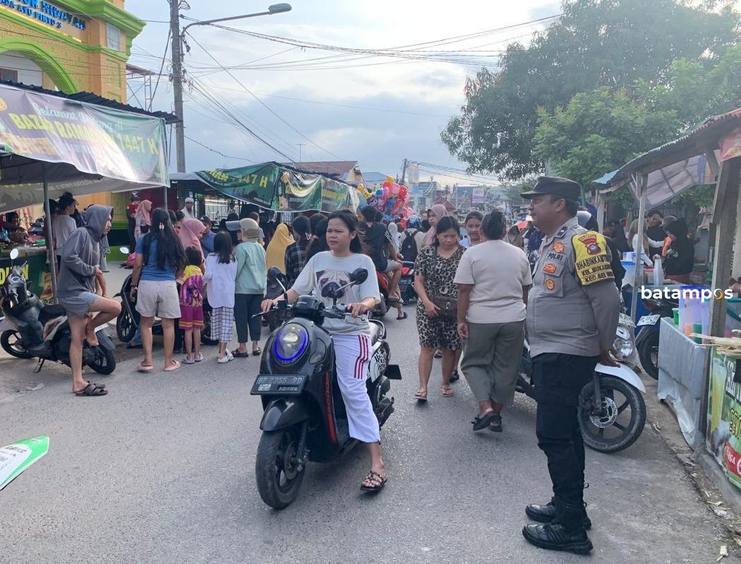 Polisi melakukan pengamanan di lokasi pasar tumpah di Seibeduk. F.Yofi Yuhendri