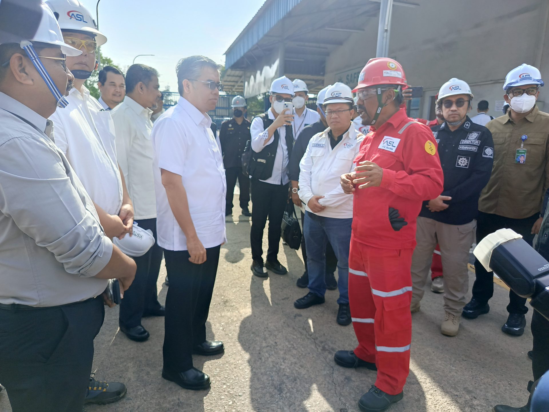 Menteri Ketenagakerjaan RI Yassierli melakukan peninjauan ke galangan PT ASL Shipyard di Tanjunguncang, Batam. Eusebius Sara/Batam Pos