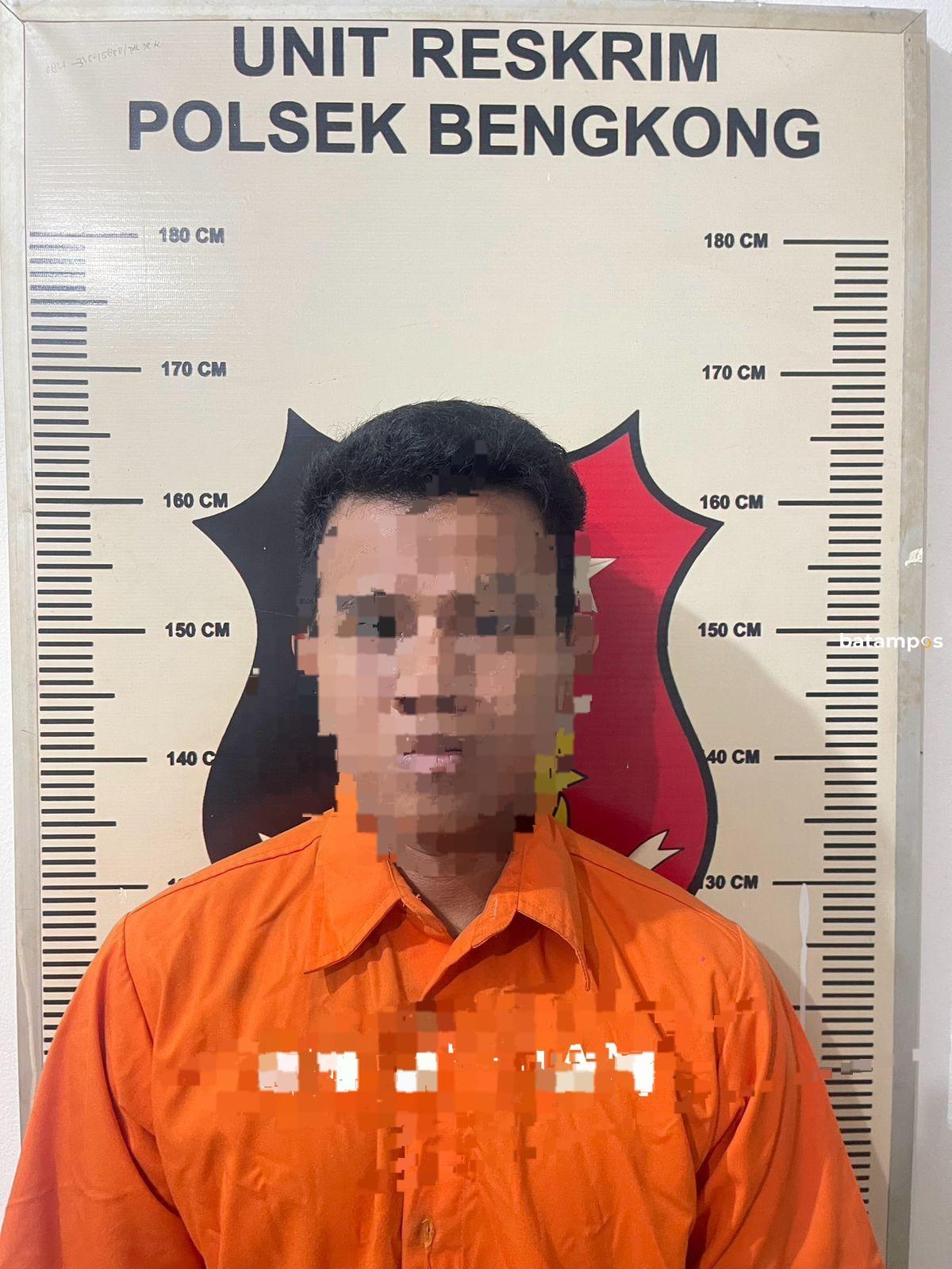 Tersangka Alp diamankan Polsek Bengkong. f Istimewa
