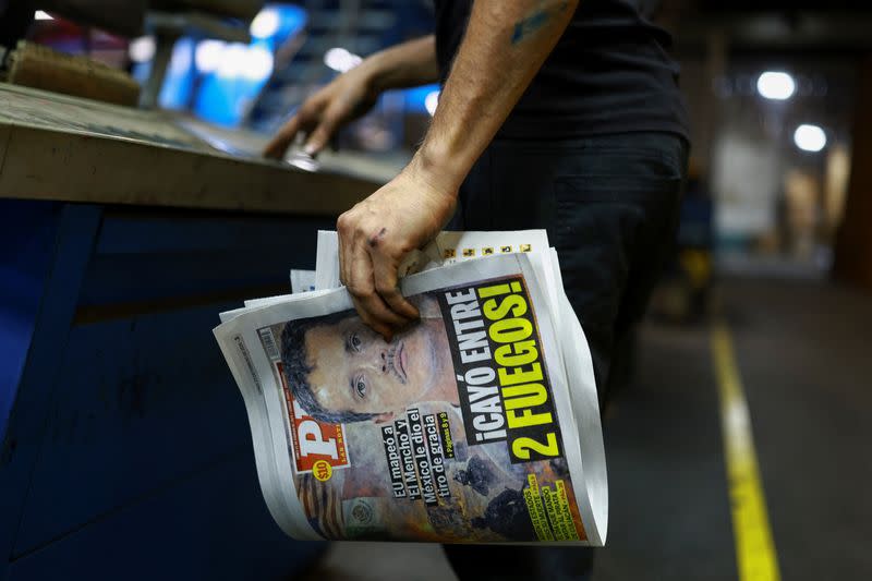 TEWASnya pemimpin kartel narkoba terbesar dan berbahaya El Menchov di Meksiko menghiasi koran di Meksiko selama beberapa hari terakhir. F Jose Luis Gonzalez/Reuters