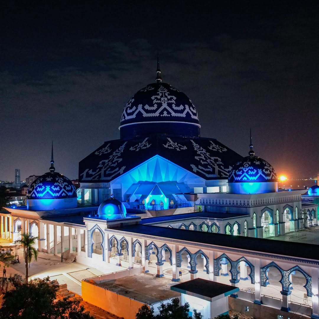 Masjid Agung Raja Hamidah Kota Batam. 