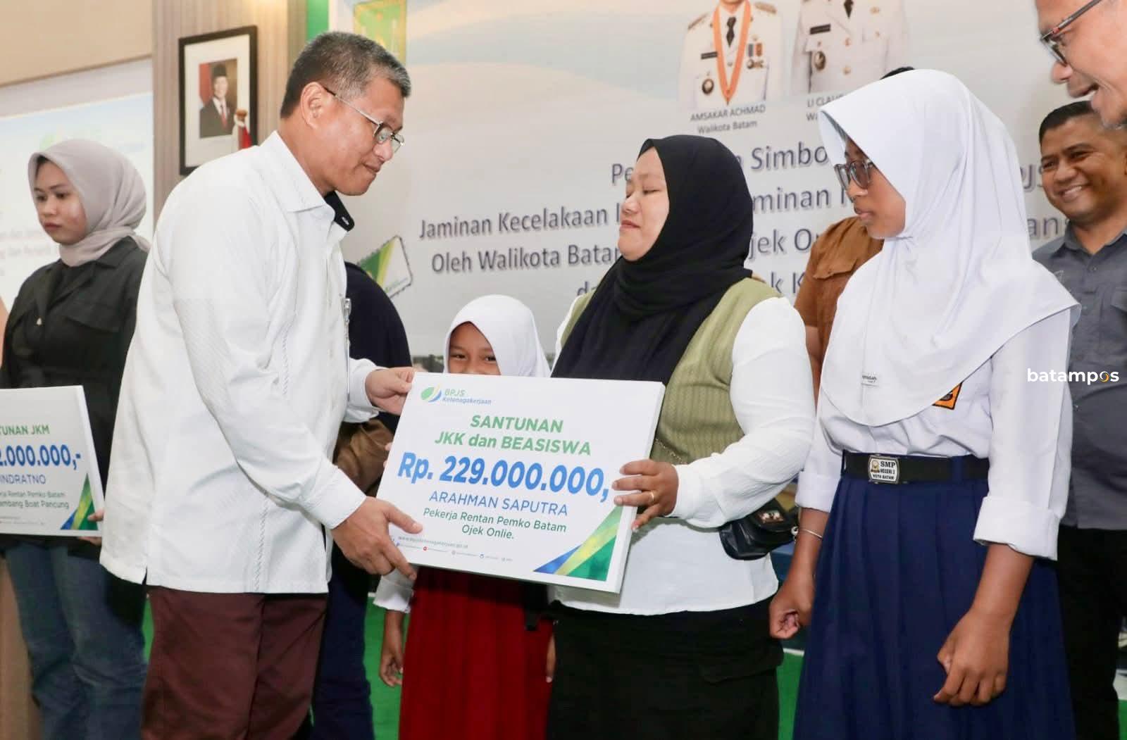 Sekda Kota Batam Firmansyah memberikan kartu kepesertaan BPJS. F Arjuna/ Batam Pos 
