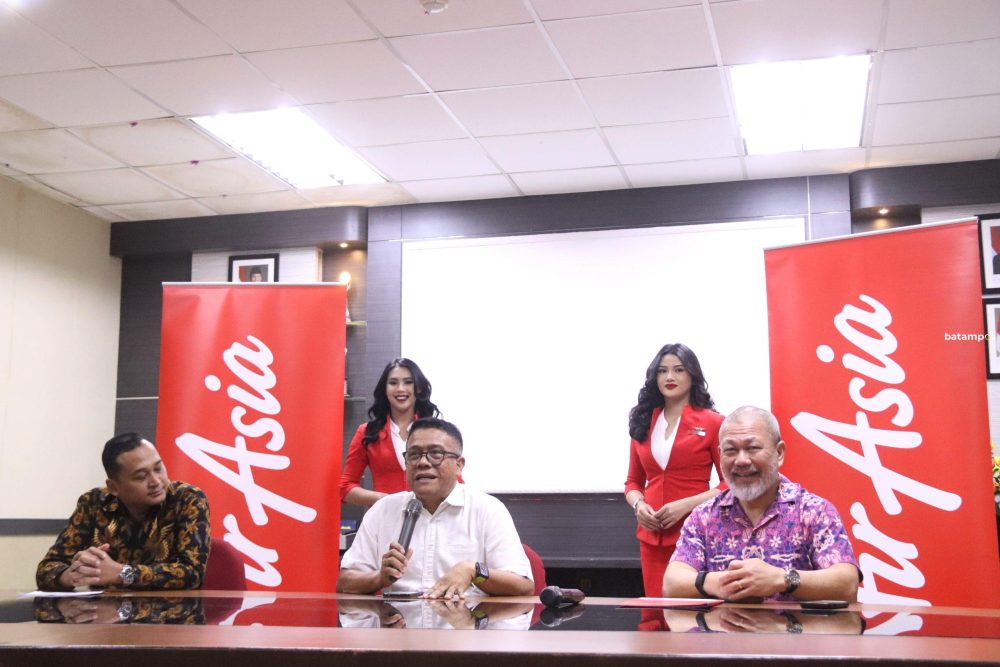 Kepala Disbudpar Batam Ardiwinata bersama General Manager Air Asia Malaysia Captain Dato&rsquo; Fareh Mazputra (kanan), dan Direktur Utama PT BIB Anang Setia Budhi (kiri) memberikan keterangan saat konfrens