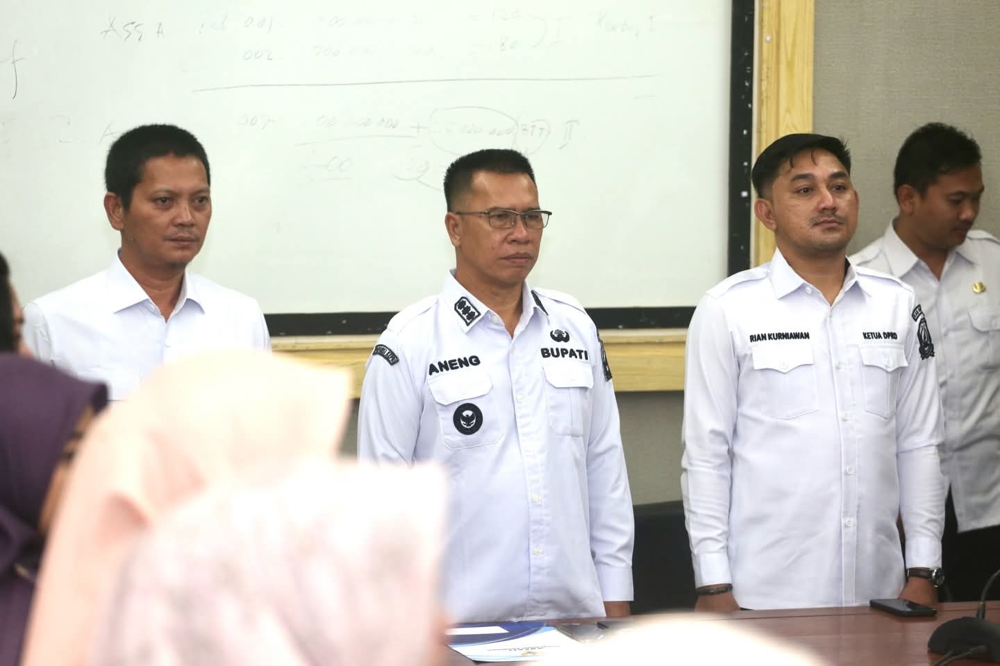 Bupati Kepulauan Anambas, Aneng (tengah) didampingi Wakilnya, Raja Bayu dan Ketua DPRD, Rian Kurniawan memberikan arahan mengenai intervensi pencegahan stunting. F Ihsan Imaduddin/Batam Pos
