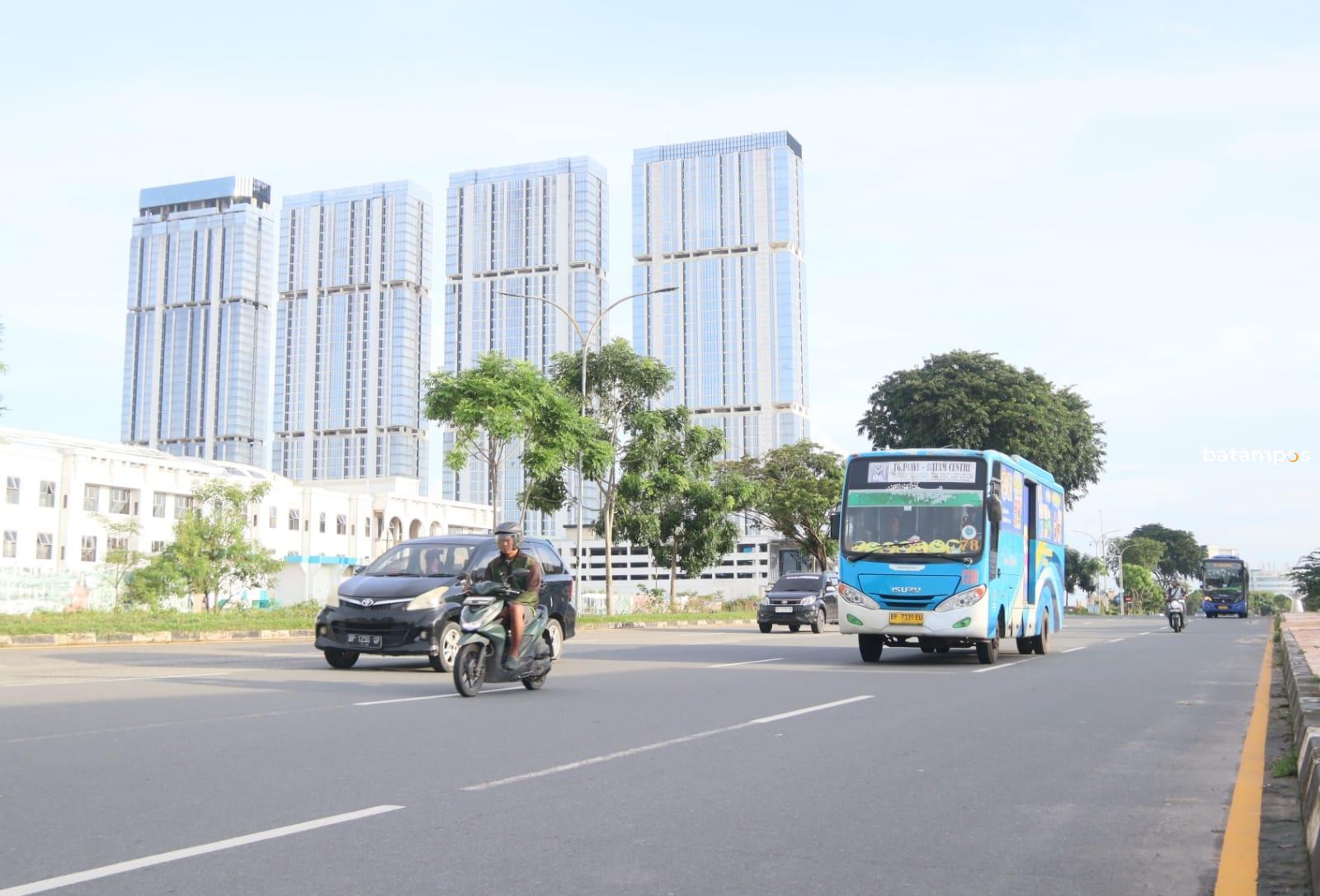 Bus trans Batam sedang melintas di jalan raya. F Cecep Mulyana/ Batam Pos