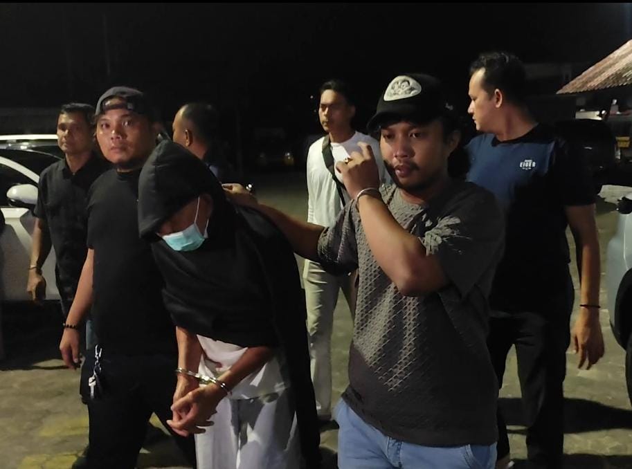 Nasrun saat digiring ke Mapolresta Tanjungpinang usai membunuh istrinya, Kamis (26/2). F. Mohamad Ismail/Batam Pos