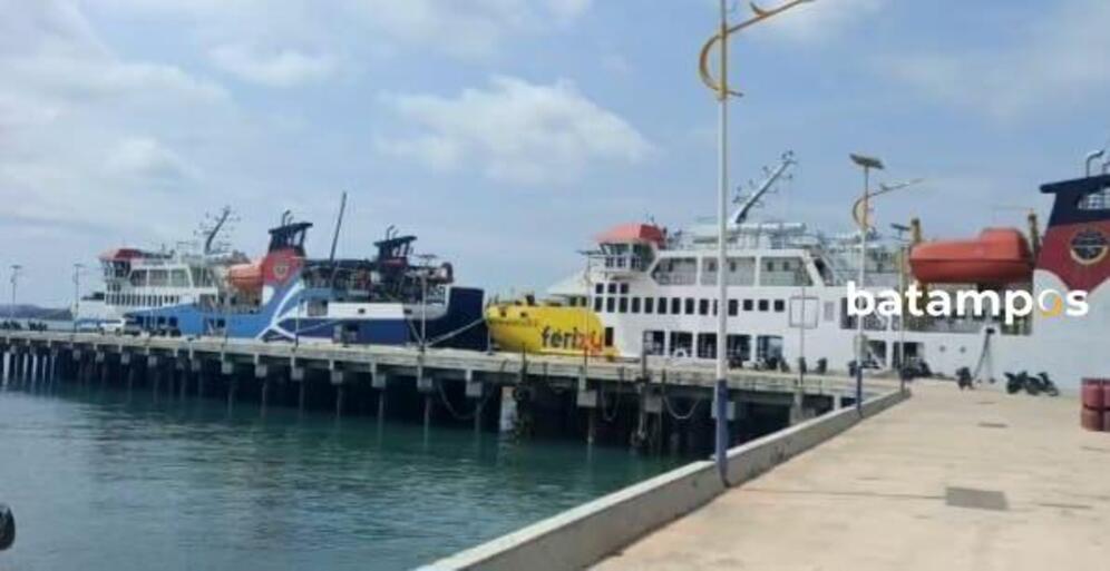 KMP Bahtera Nusantara 03 bersandar di Pelabuhan Tanjunguban setelah gagal berangkat menuju Tambelan akibat kerusakan kompresor mesin sejak Minggu (22/2). F. Petugas ASDP Tanjunguban untuk Batam Pos 