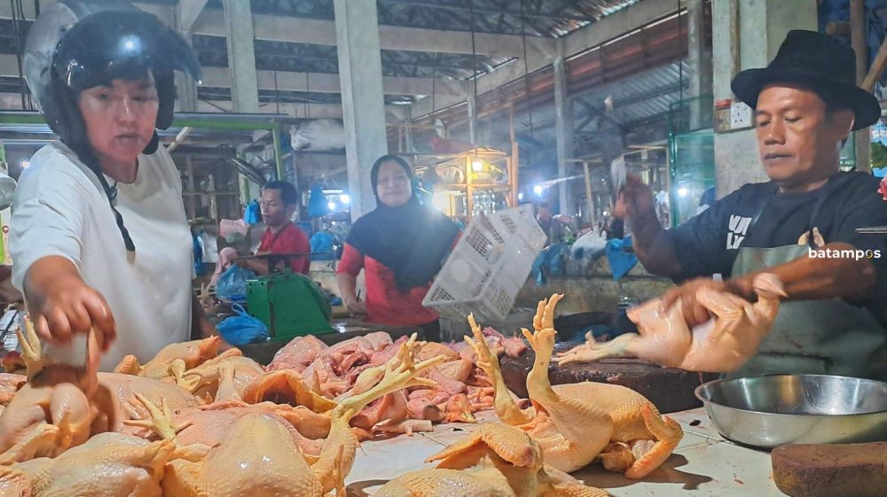 Lapak pedagang ayam potong di Pasar Baru Tanjunguban, Bintan. Harga ayam potong di pasaran berkisar Rp42 ribu per kilogram. F. Slamet Nofasusanto/Batam Pos 