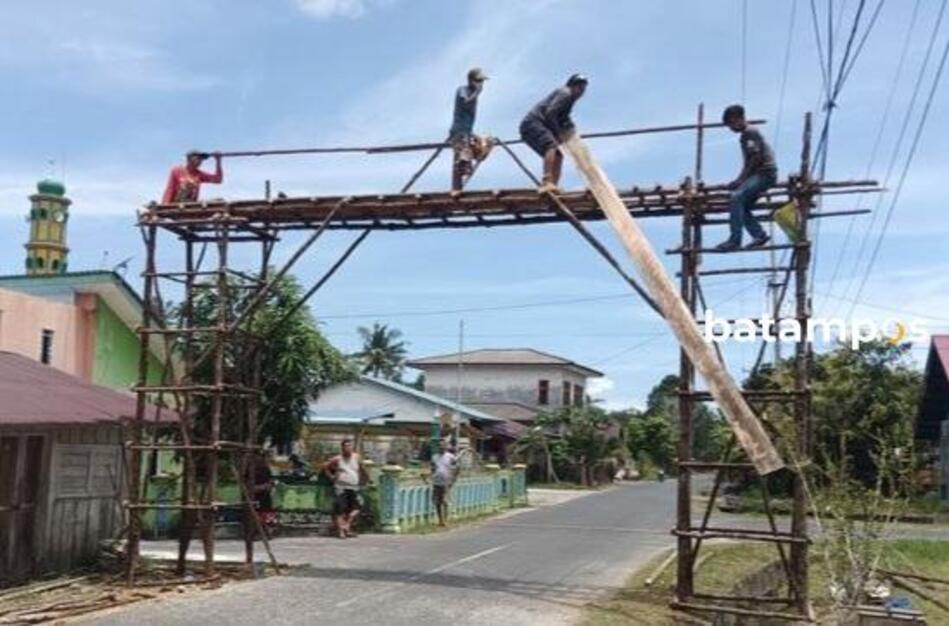 Salah satu gerbang lampu colok yang dibangun warga di Dabo Singkep tampak berdekatan dengan kabel listrik PLN, Rabu (25/2). F. Vatawari/Batam Pos 