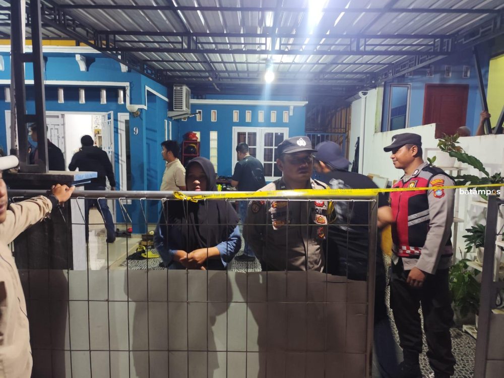 Warga memadati lokasi penemuan jasad seorang wanita di Perumahan Bintan Permata Indah, Jalan Ganet, Tanjungpinang, Rabu (25/2). Korban diduga tewas akibat tindak kekerasan. F. Mohamad Ismail/Batam Pos