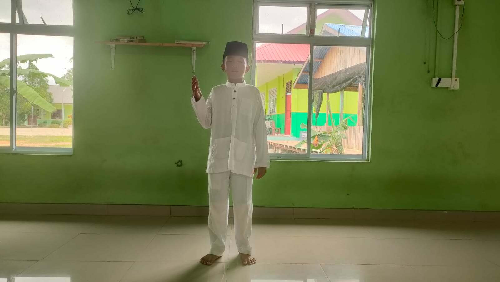 Siswa MTs Aqidatunnajin saat latihan menyampaikan tausiah di sekolah. F. Syafrina Zein untuk BATAM POS