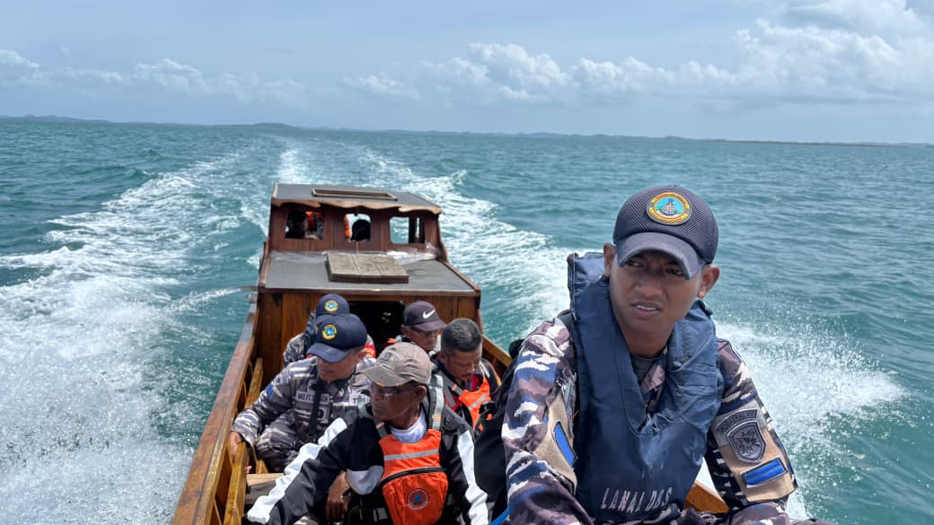 Tim gabungan BPBD, TNI-POLRI dan masyarakat saat melakukan pencarian terhadap dua orang warga lingga yang hilang. F. Oktanius untuk BATAM POS