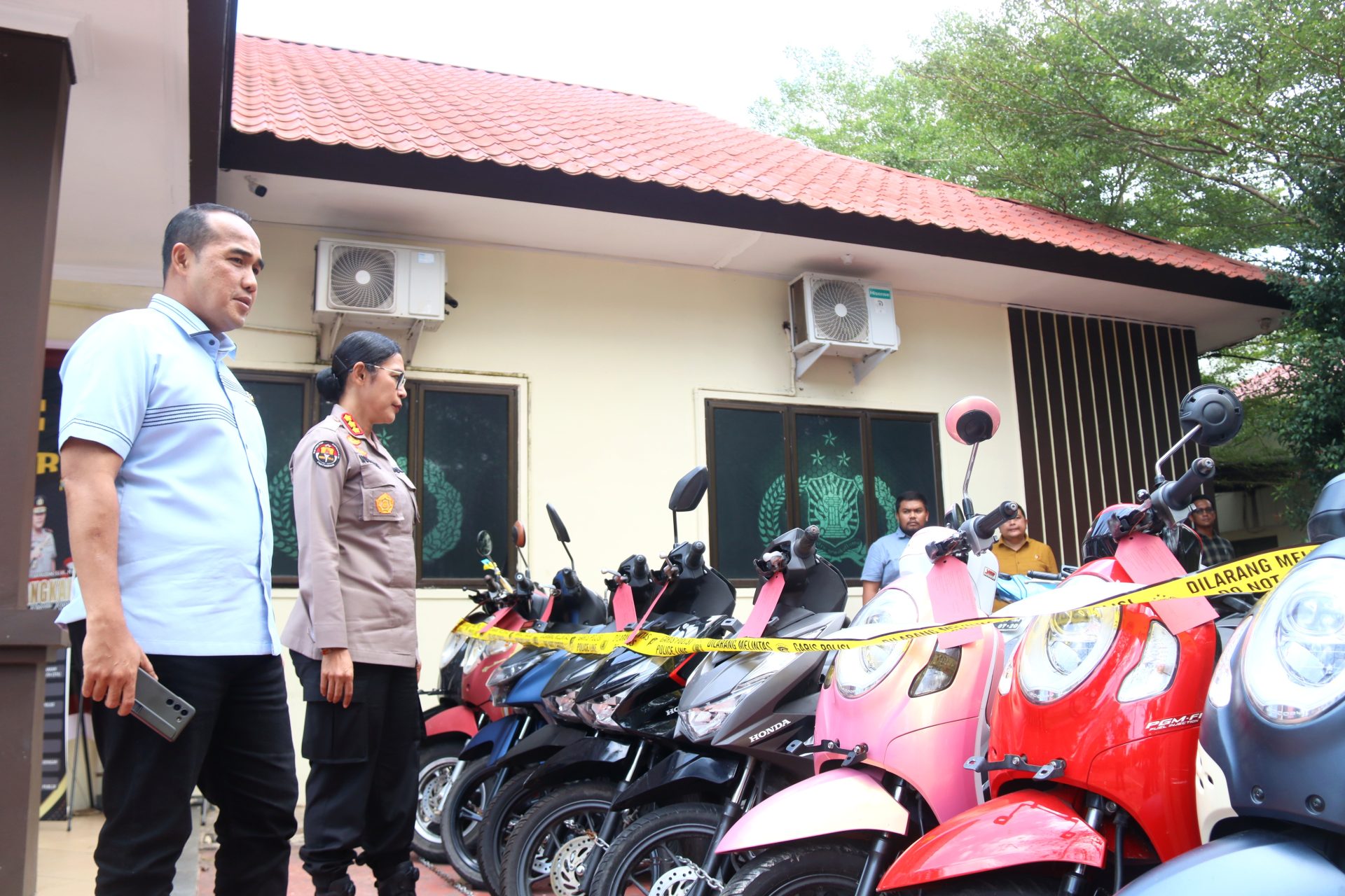 Dirkrimum Polda Kepri Kombes Pol Ronni Bonic bersama Kabid Humas Polda Kepri Kombes. Pol. Dr. Nona Pricillia dan jajaran memberikan keterangan pengungkapan kasus pencurian kendaraan motor saat ekspos 