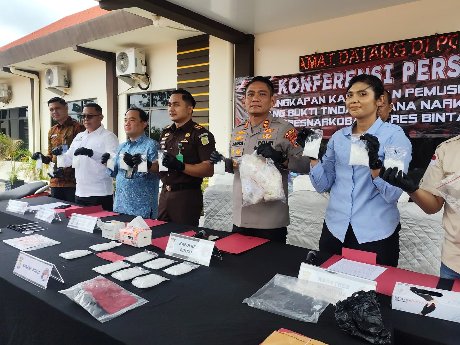 Kapolres Bintan, AKBP Argya saat menunjukan 1.980,06 gram sabu dalam konferensi pers pada Kamis (26/2). F. Mohamad Ismail/Batam Pos