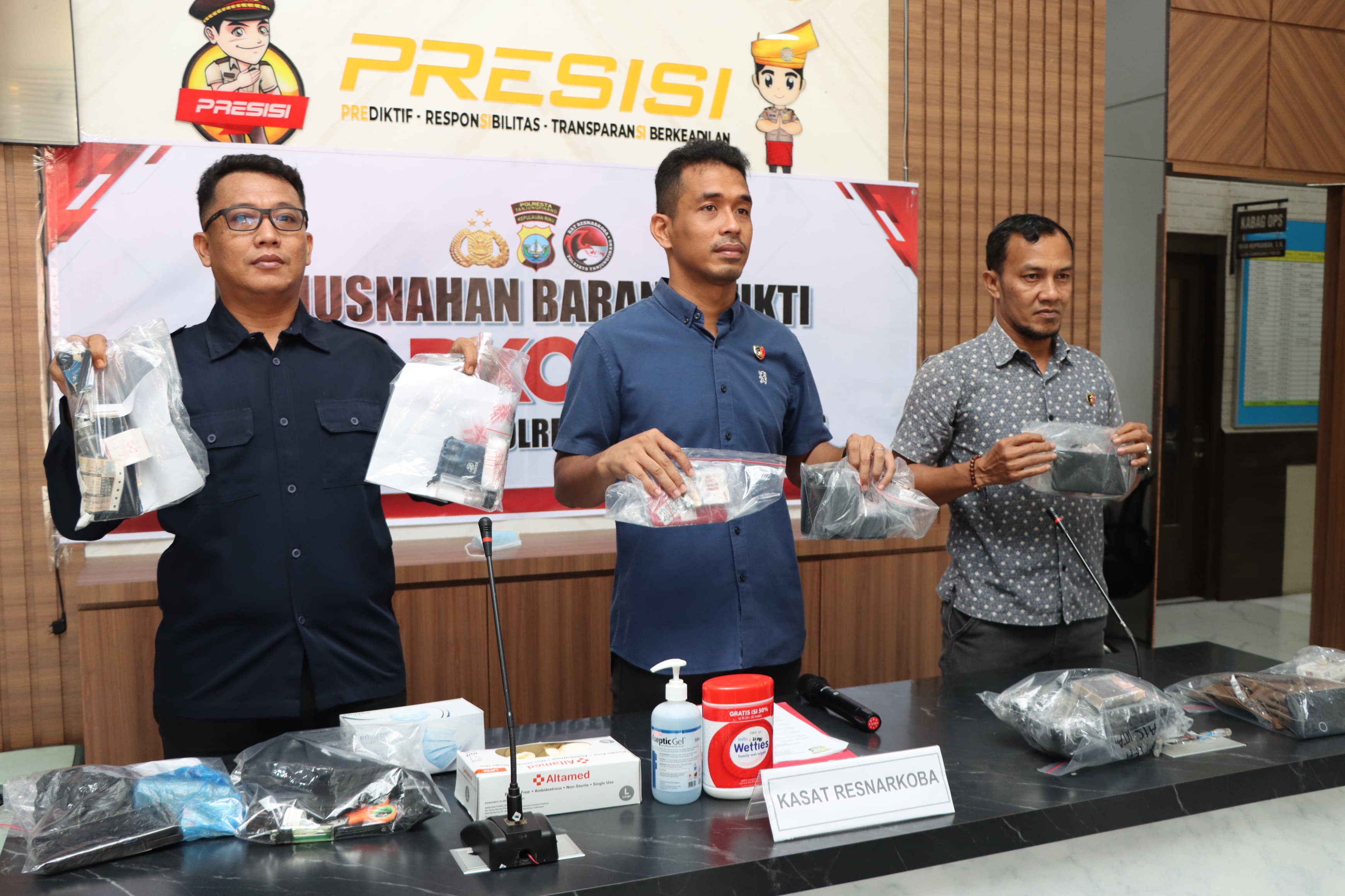 Satresnarkoba Polresta Tanjungpinang saat konferensi pers pengungkapan 16 kasus penyalahgunaan narkoba, Kamis (26/2). F. Humas untuk Batam Pos