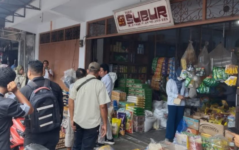 BAPANAS bersama Tim Pengendalian Inflasi Daerah Kabupaten Lingga saat melakukan pemantauan bahan pokok di Dabo Singkep, Rabu (25/2). F. Vatawari/BATAM POS