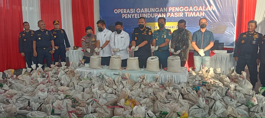 Tim gabungan antara BC dan Polri berhasil menggagalkan penyelundupan pasir timah berasal dari Bangka tujuan Malaysia sebanyak 16 ton dengan nilai barang capai Rp3,2 miliar.F.Tri Haryono/Batam Pos