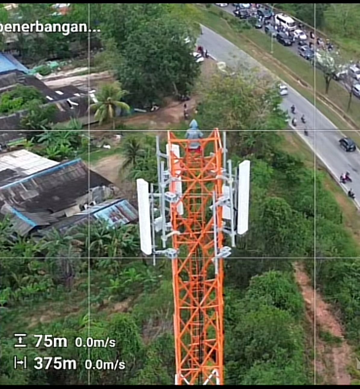 TANGKAPAN layar saat Seorang pria menyelamatkan diri dengan memanjat tower BTS di Batuaji kemarin. F Ist