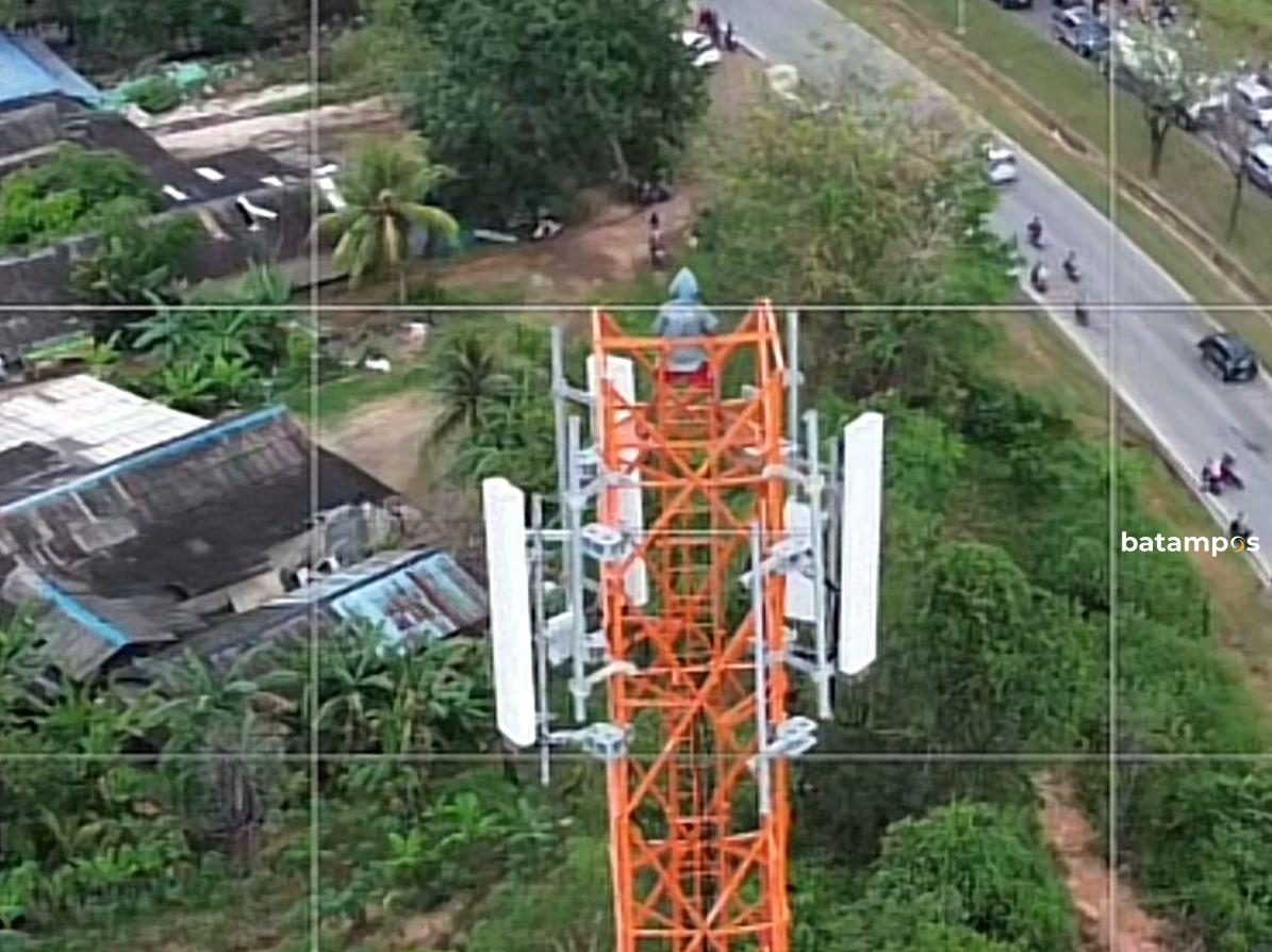 MD nekat memanjat tower sinyal atau Base Transceiver Station (BTS) setinggu puluhan meter di Tembesi Tower, Batuaji, Rabu (25/2) sore. F.Istimewa