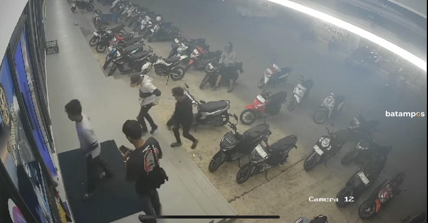 Tangkapan layar dua pemuda, diduga mencuri sepeda motor di Sei Beduk. f. istimewa