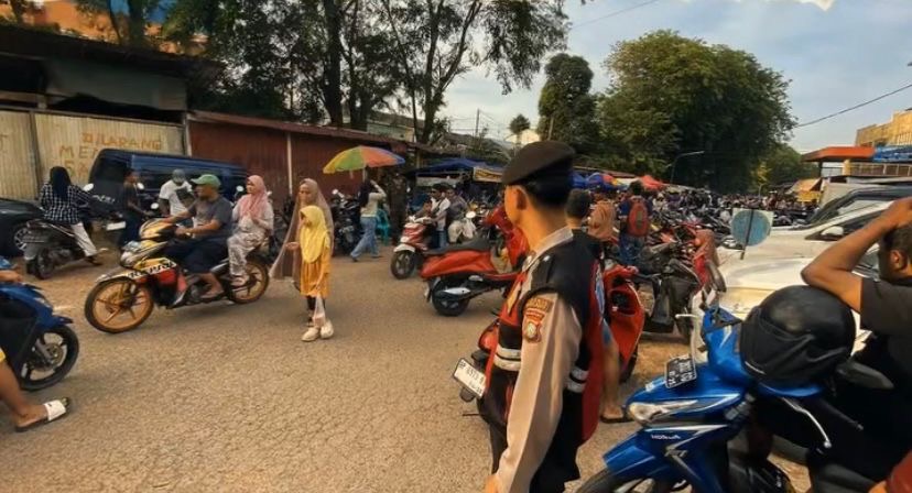 Jajaran Polsek Batuaji meningkatkan pengamanan di sejumlah pasar tumpah guna mencegah gangguan kamtibmas dan kemacetan.