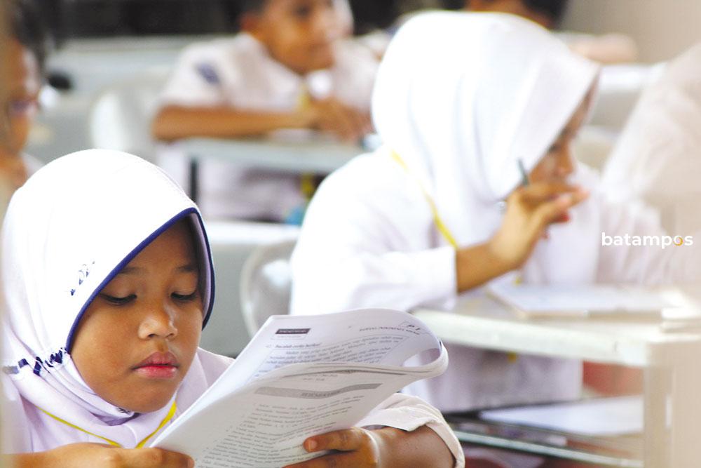 Ilustrasi: Anak sekolah mengerjakan ujian. DPRD Kepri menyoroti rendahnya nilai Bahasa Inggris pelajar di Kepri. Foto: Cecep Mulyana/Batampos