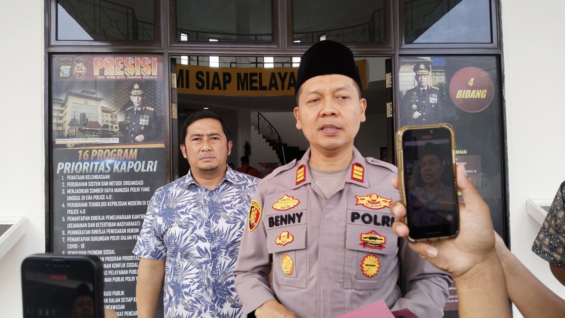 Kapolsek Batam Kota AKP Benny Syahrizal saat memberikan keterangan terkait penangkapan pencuri helm di Parkiran Masjid Raya Raja Hamidah. F. Rengga/ Batam Pos