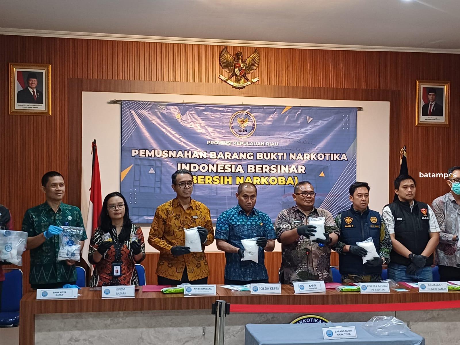 BNN Kepri memusnahkan barang bukti narkoba hasil penindakan beberapa kasus narkotika. f Yashinta/ Batam pos