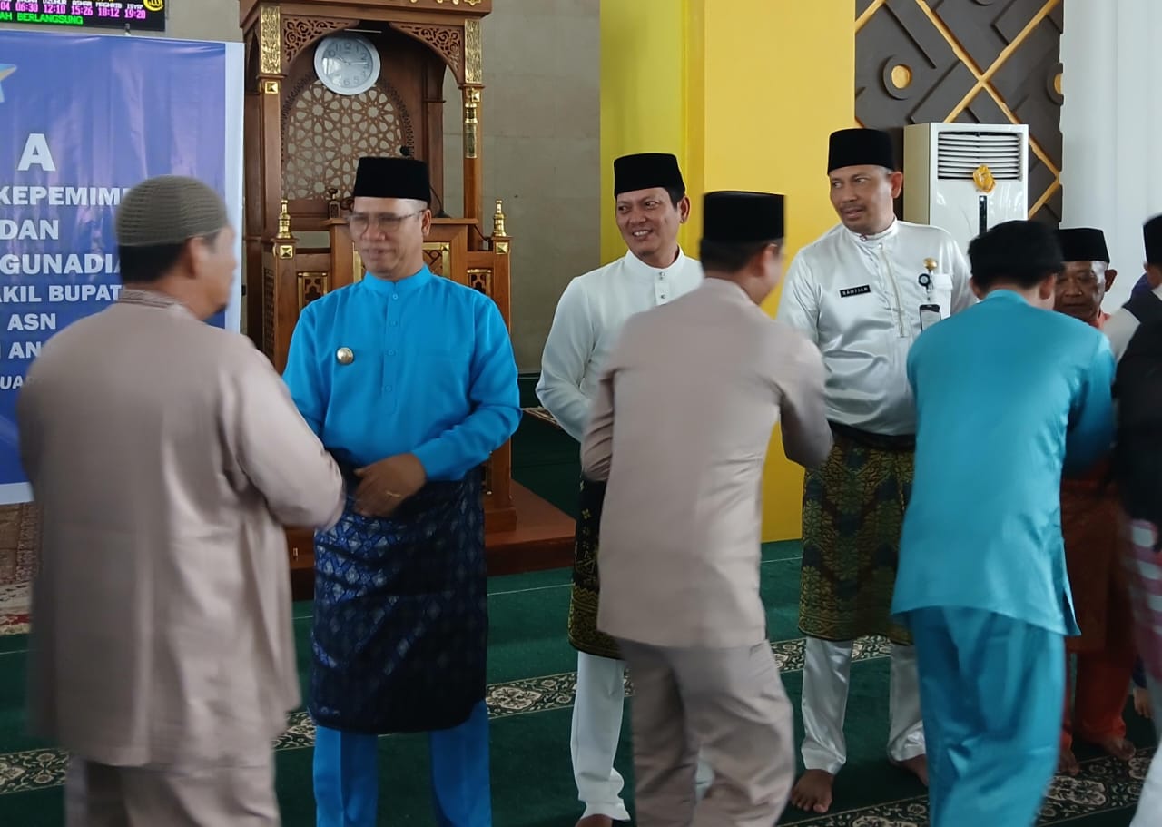 Bupati Kepulauan Anambas, Aneng didampingi Wakil, Raja Bayu menyalami ASN usai menyoroti kinerja bawahannya di Masjid Agung Baitul Ma'mur Tarempa, Jum'at, (27/2). F Ihsan Imaduddin/Batam Pos